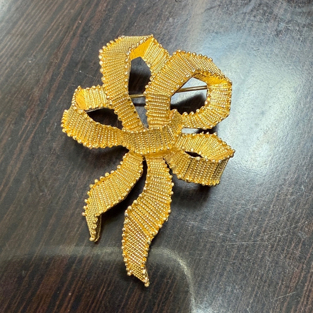 Vintage Crown Trifari Brooch Gold tone 3-D‎ pin  signed estate